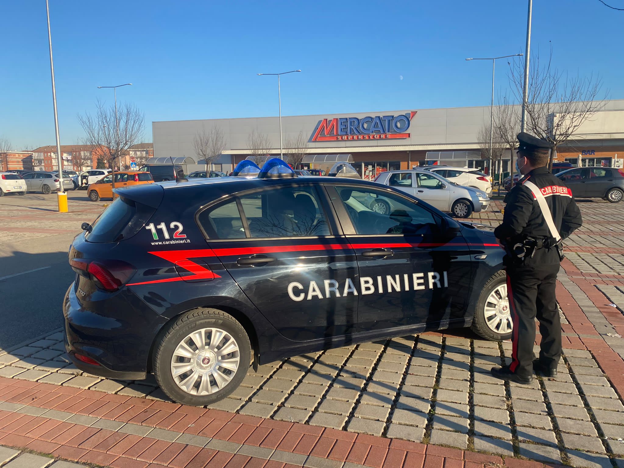Rubavano portafogli e borsette dalle auto con il “trucco delle monetine in terra”: presi dai Carabinieri di Crescentino