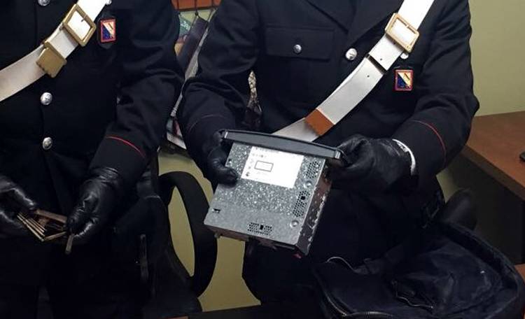 Ruba un’autoradio mentre va a firmare in caserma dai Carabinieri: riarrestato