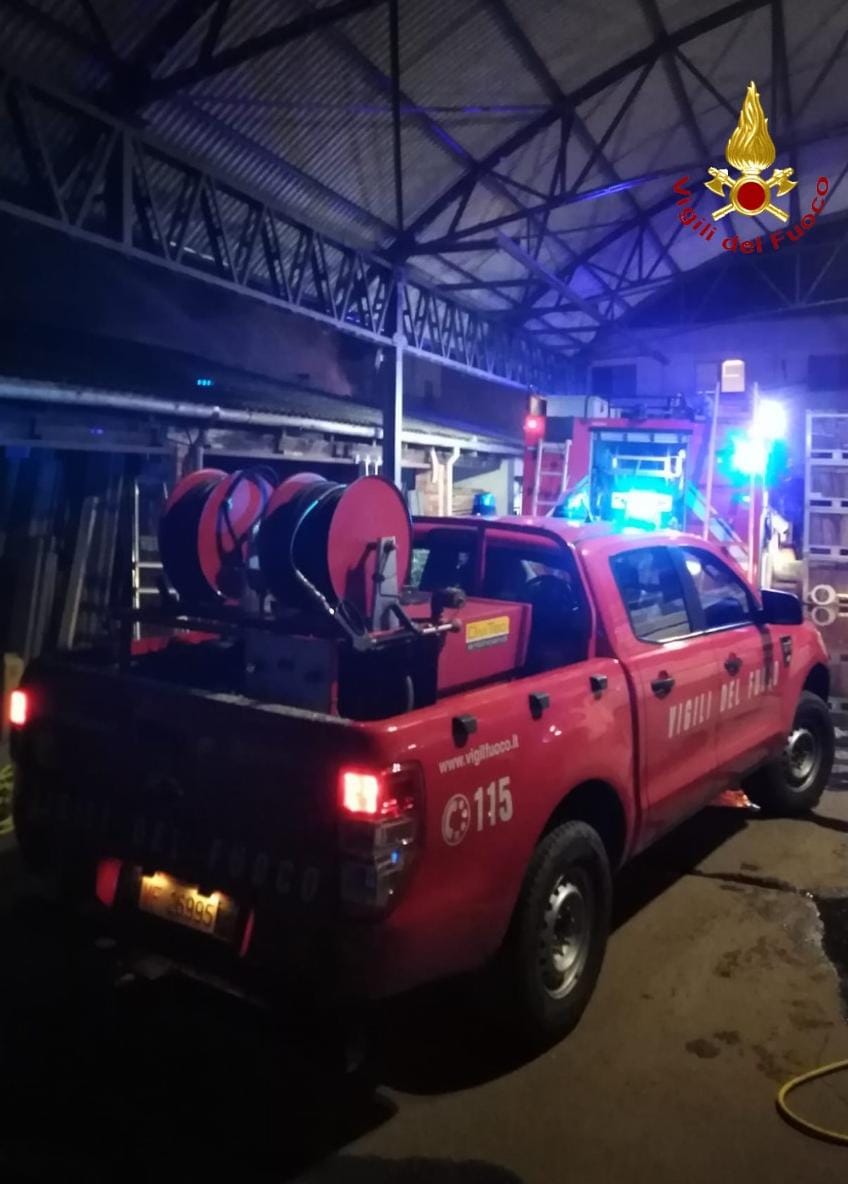 Incendio in una azienda edile di Gattinara, domato dai Vigili del Fuoco