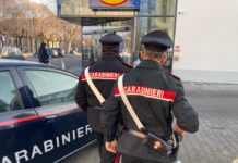 Arrestato un 45enne su un’auto rubata con 500 euro di merce sottratta al supermercato