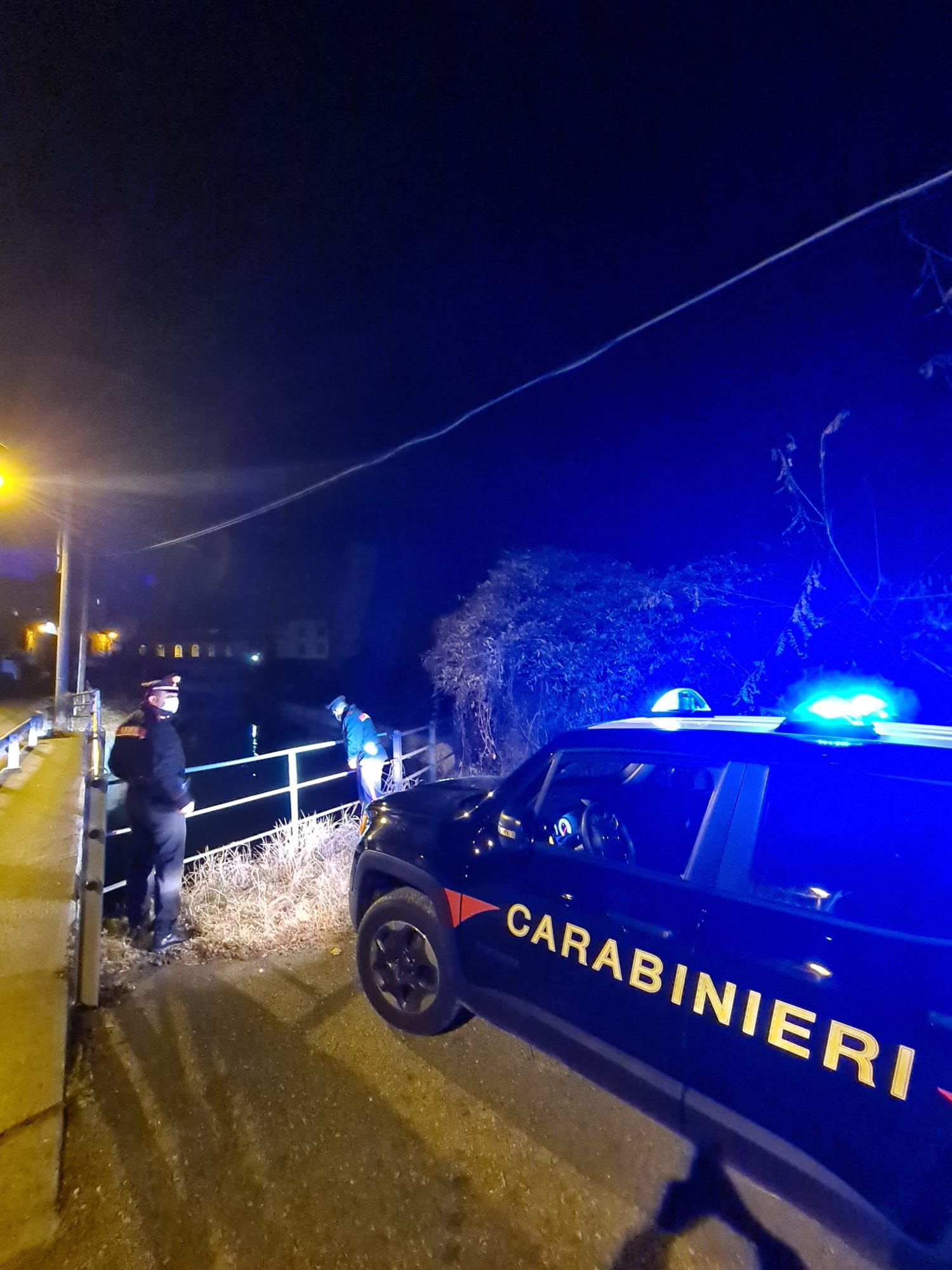 Borgosesia: cade in un canale mentre pota un albero, recuperato a Serravalle è in codice rosso