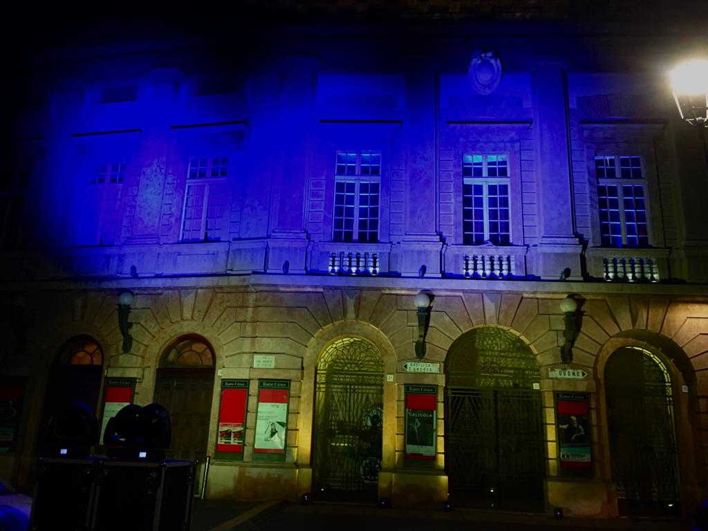 Il teatro Civico con i colori dell’Ucraina. E domani Preghiera per la pace in Duomo