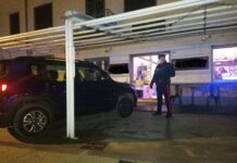 Paura a Tronzano: ubriaco si schianta con l’auto contro il dehors di un bar