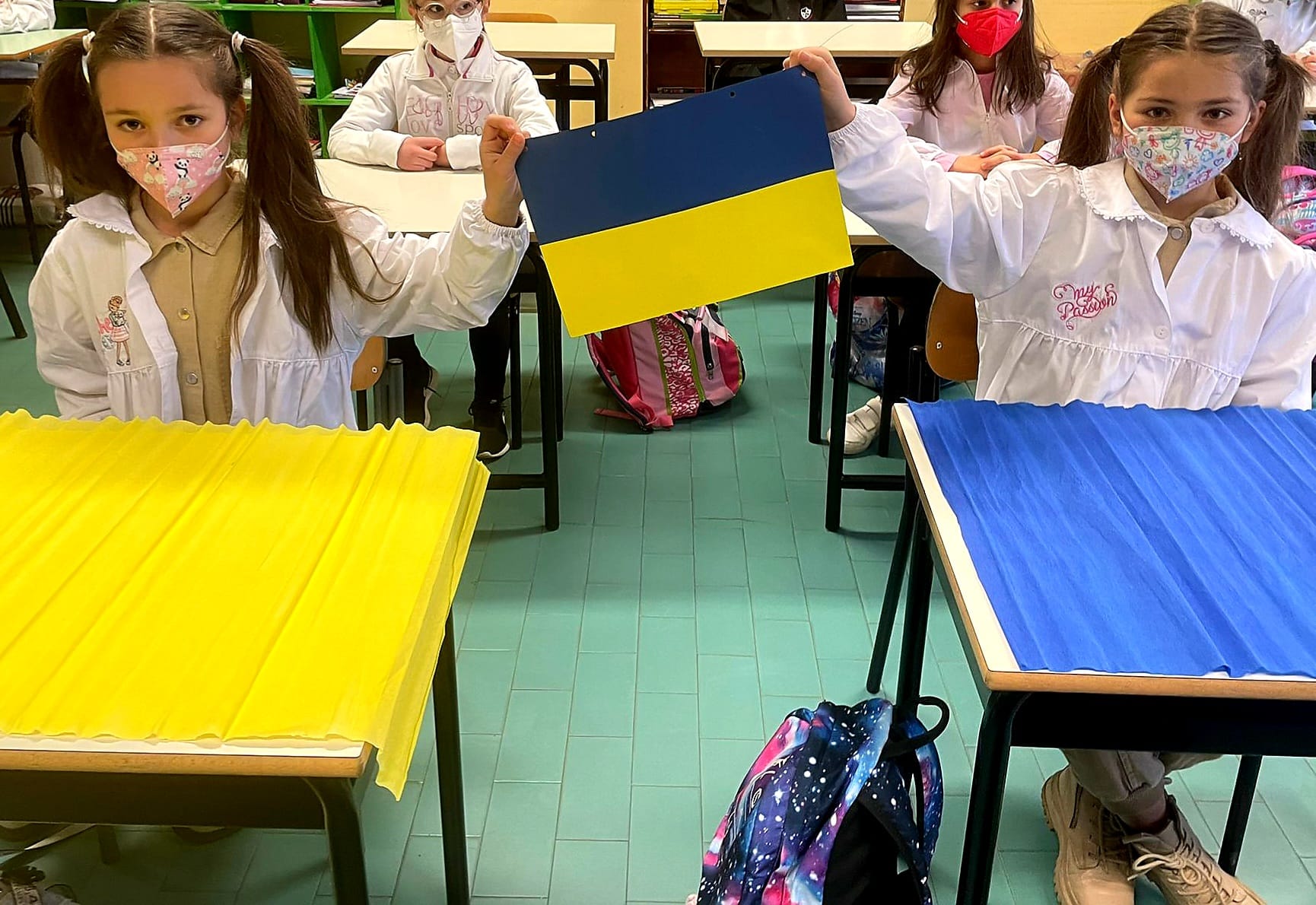 Tanto affetto per Samantha e Sabrina al loro primo giorno di scuola a Vercelli