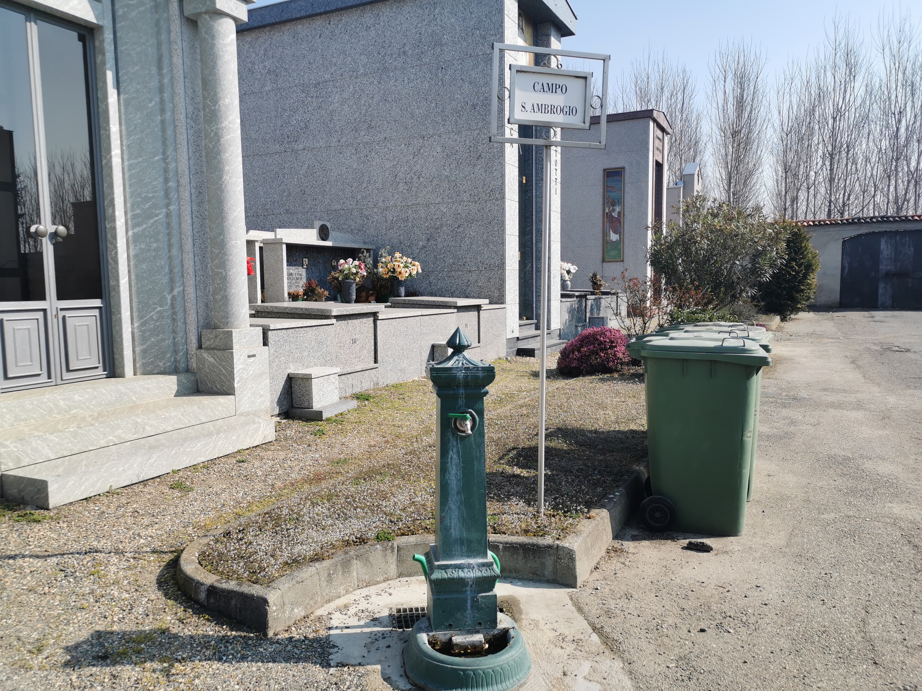 Quella fontanella del cimitero pericolosa perché invasa dalle api
