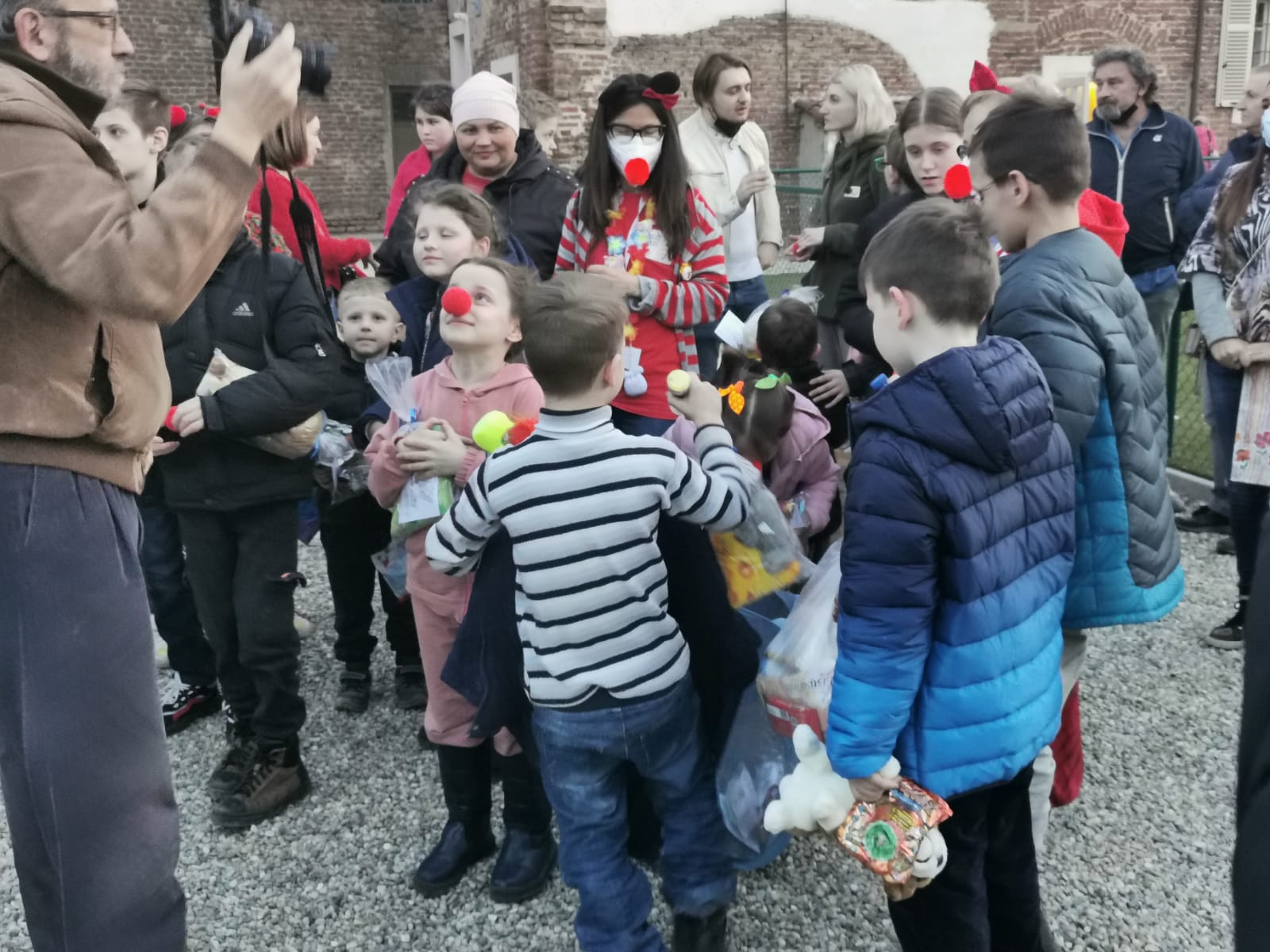 Arrivati a Prarolo alle 19,40 i 18 piccoli profughi ucraini salvati da Olmo. Applausi e commozione