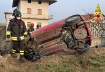 Si ribalta con l’auto nei pressi di Santhià: giovane donna in ospedale