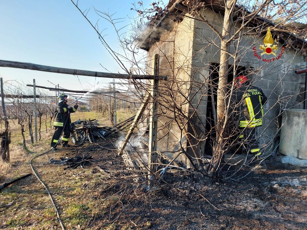 Rogo di sterpaglie colpisce anche un capanno agricolo a Viverone