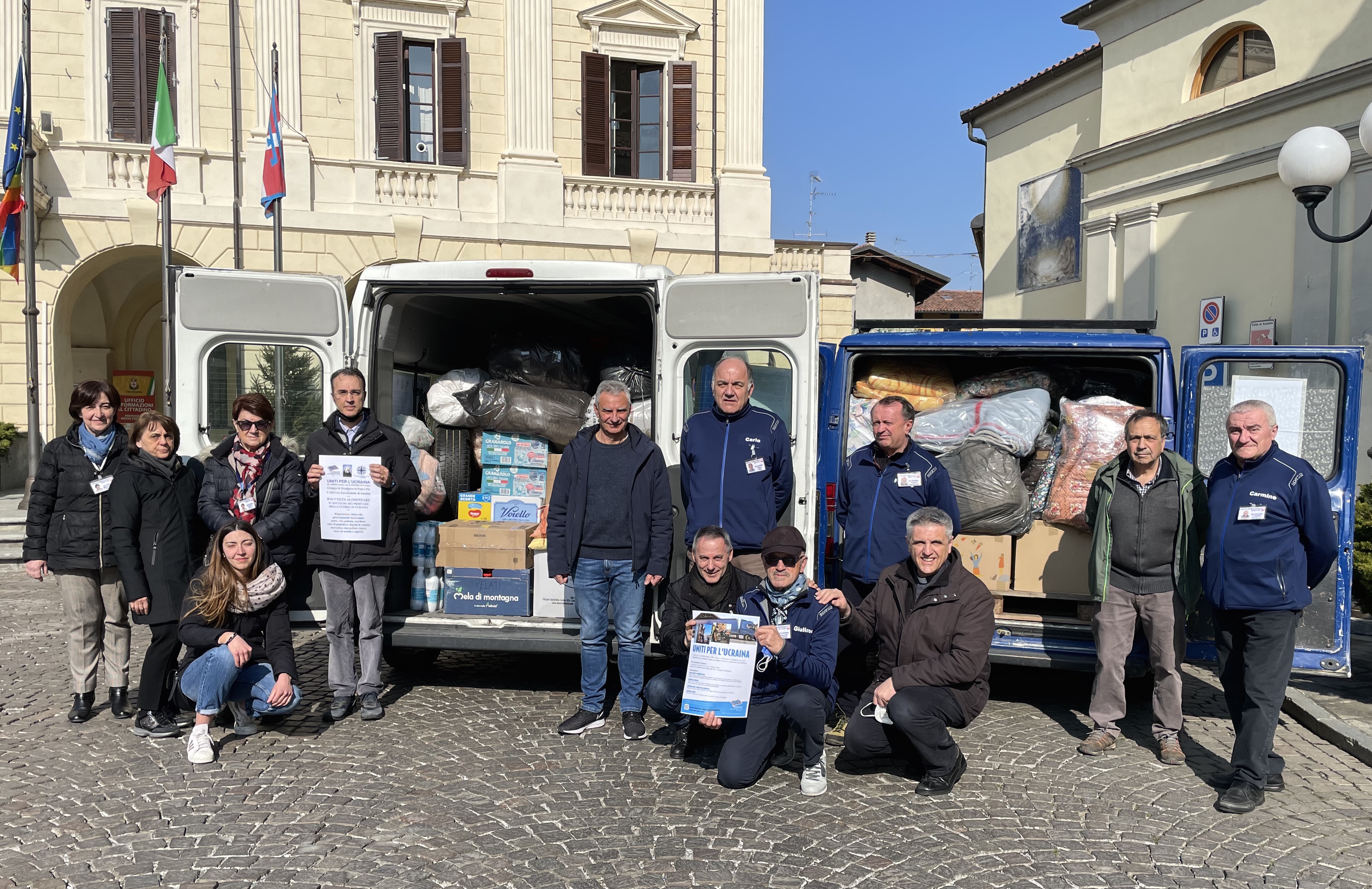 La generosità dei santhiatesi per l’Ucraina è partita con due mezzi Caritas verso il Sermig di Torino