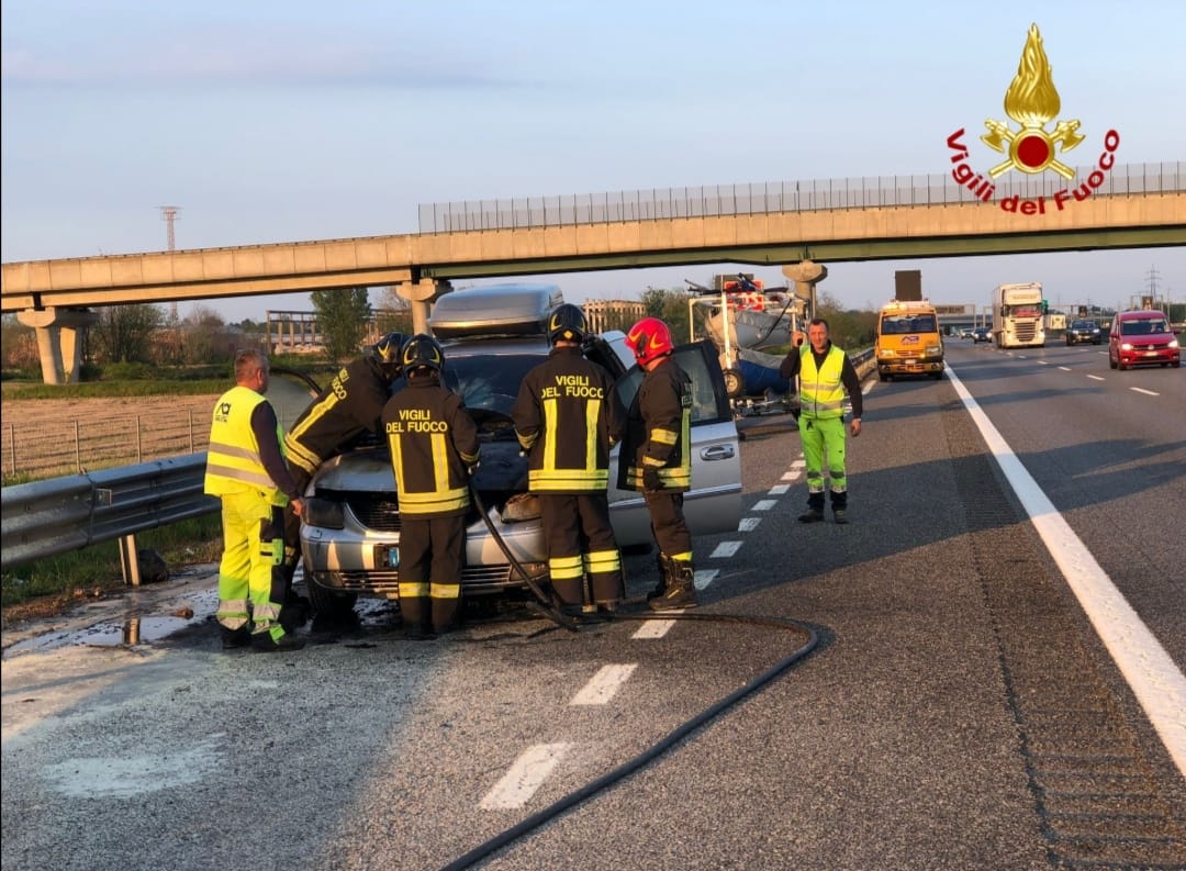 Auto in fiamme sulla A4 a Balocco