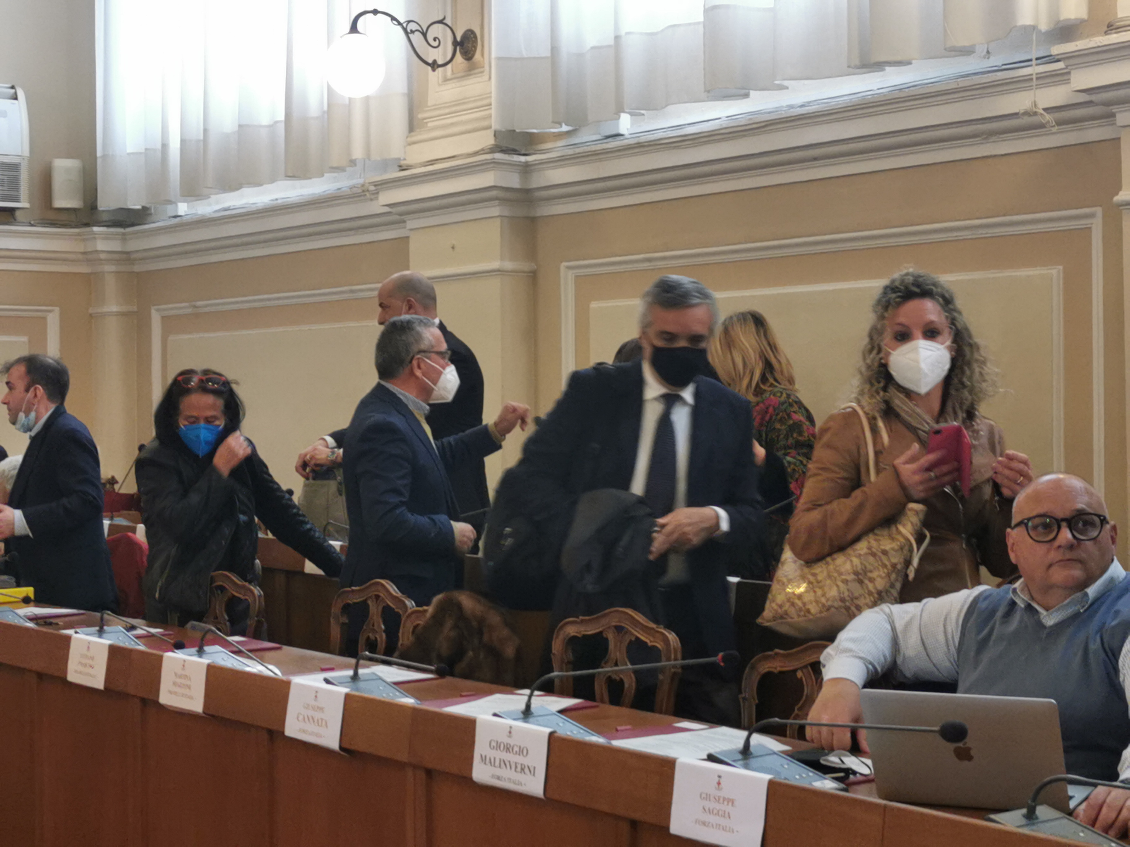 La maggioranza non riesce a garantire il numero legale: salta il Consiglio sul bilancio