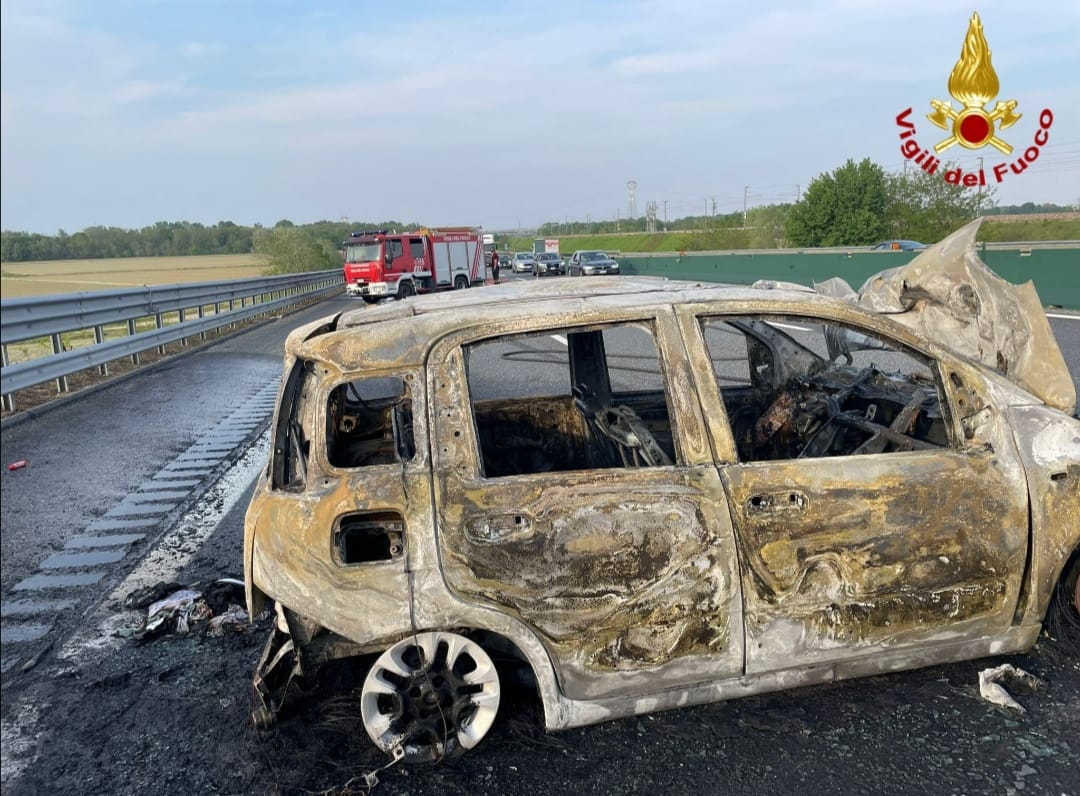 Utilitaria in fiamme dopo un tamponamento sulla A4