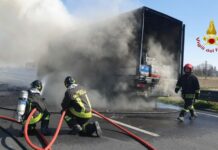 Brucia un autocarro, chiuso un tratto di tangenziale Nord