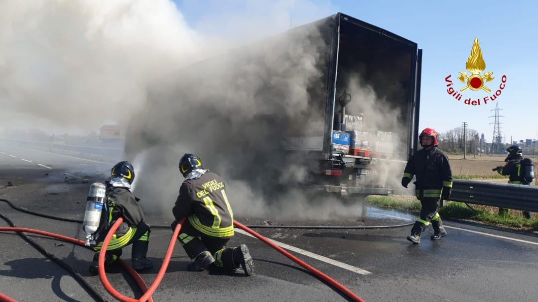 Brucia un autocarro, chiuso un tratto di tangenziale Nord
