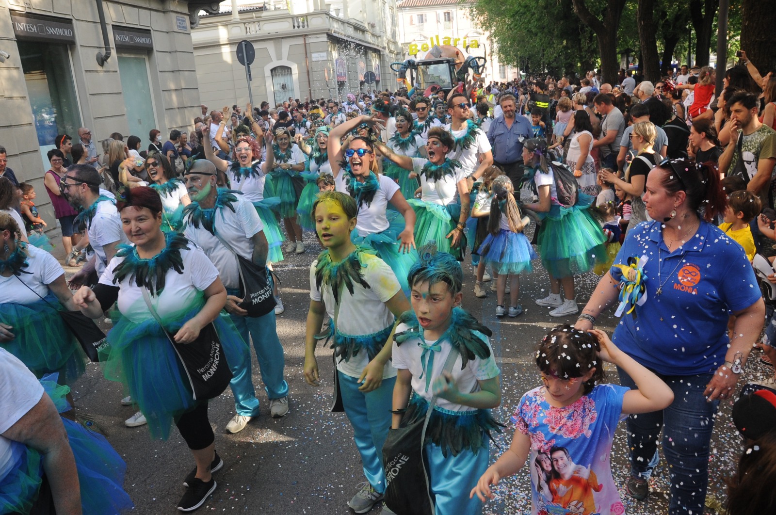 Il Carnevale fuori stagione promosso a pieni voti: straordinarie maschere anche da Viareggio