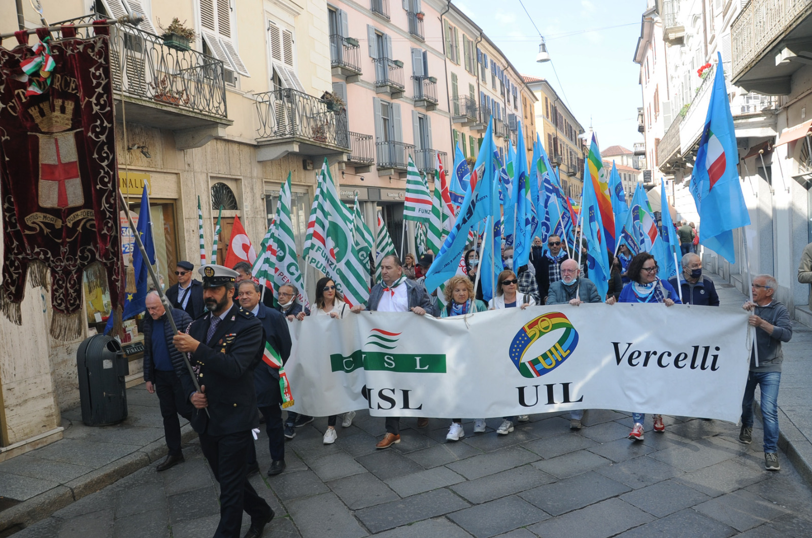 Celebrato il 1° Maggio in piazza del Municipio; tra poco il concerto in piazza Cavour