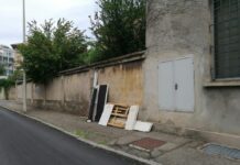 Da una settimana in via Menotti nessuno passa a ritirare gli ingombranti