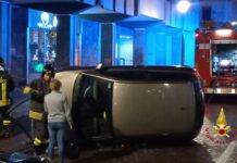 Auto ribaltata su di un fianco a Borgosesia, conducente illesa
