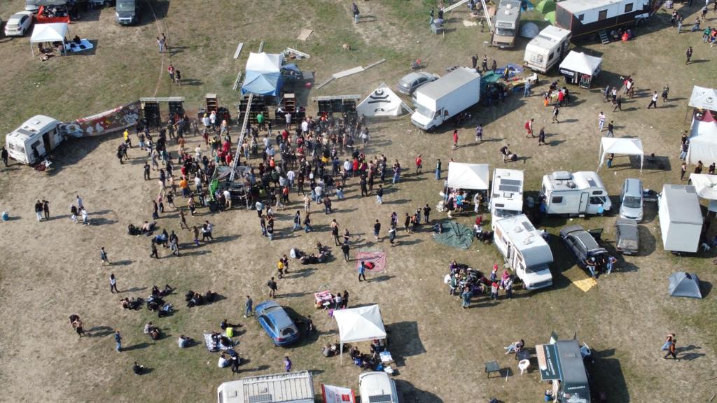 Rave party a Caresana: oltre 1000 giovani invadono l�area dietro al cimitero, controlli dei carabinieri ancora in corso