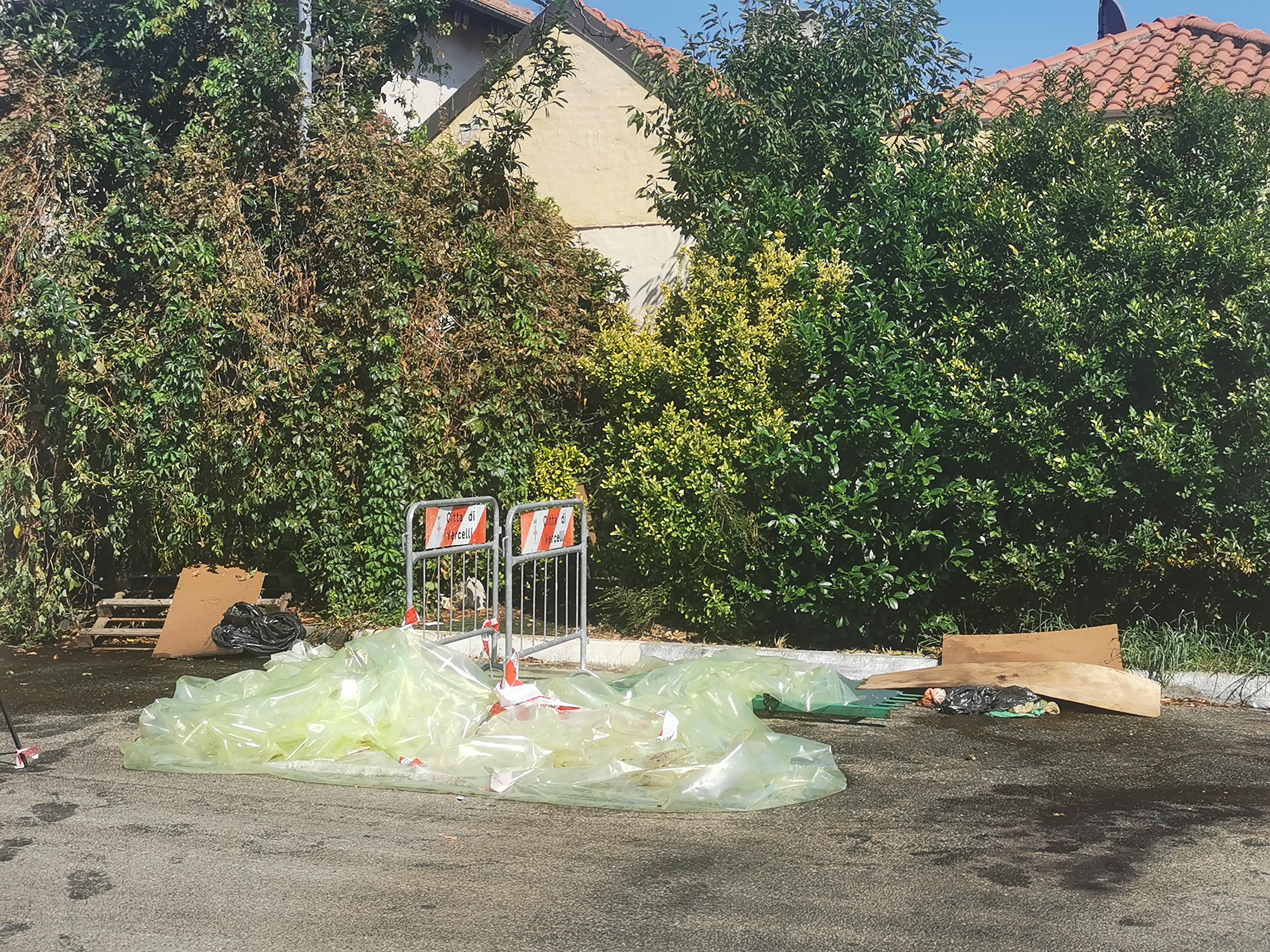 La casa degli orrori è proprio di fronte alla clinica Santa Rita