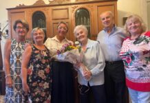 Fiori e la visita del vicesindaco per i 100 anni di Bianca Banfi a Borgosesia