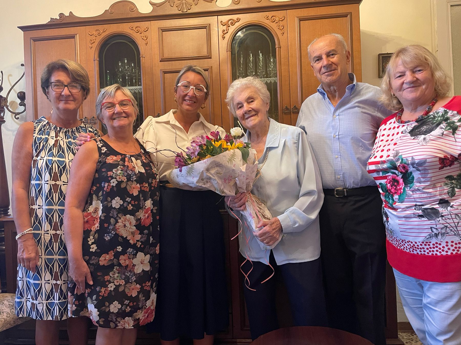 Fiori e la visita del vicesindaco per i 100 anni di Bianca Banfi a Borgosesia