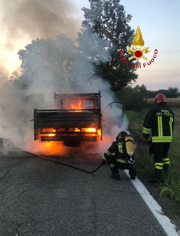 Furgone in fiamme sulla A5 ad Alice Castello, intervengono due squadre dei Vigili del Fuoco
