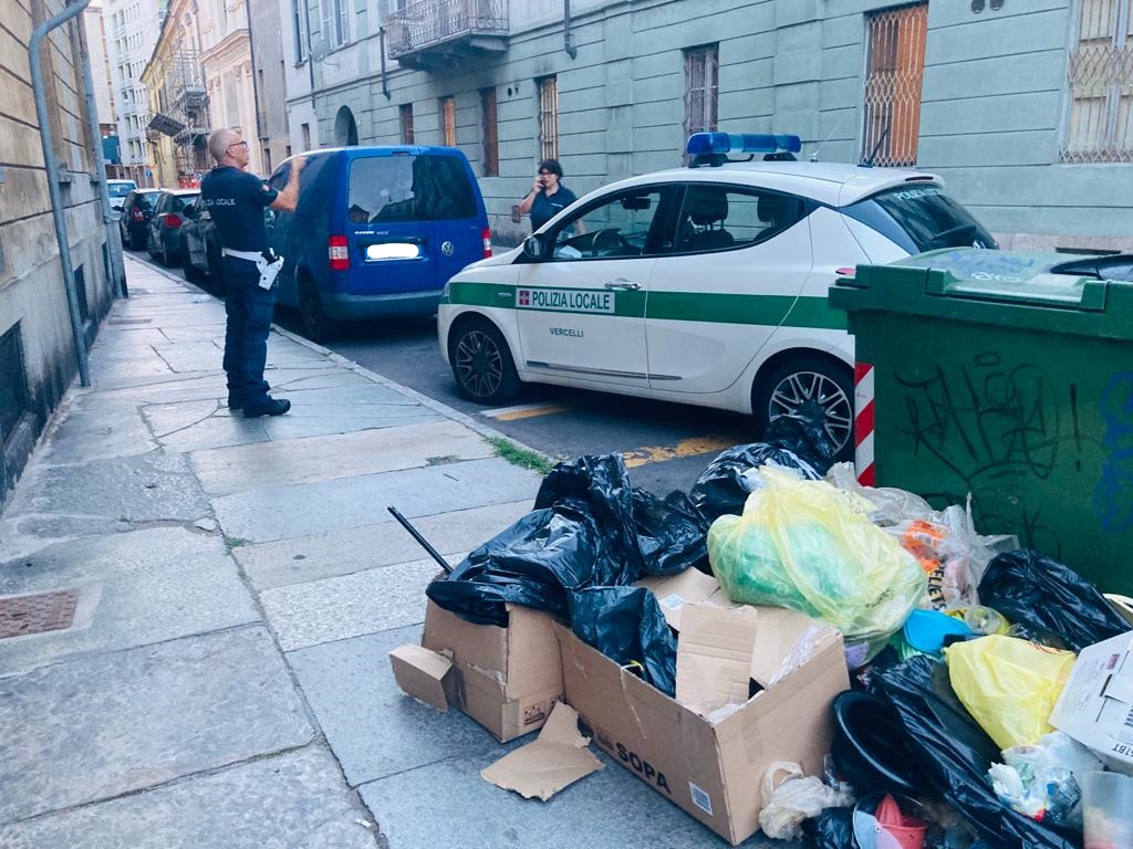 rifiuti in strada vigili