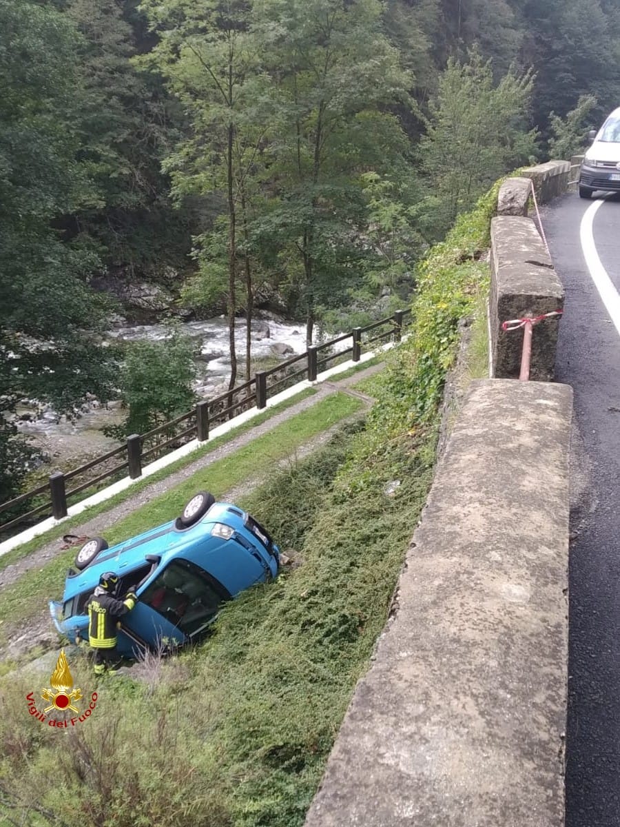 Varallo: auto in una scarpata, conducente in ospedale