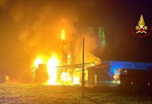 Fiamme devastano una segheria in Valsesia