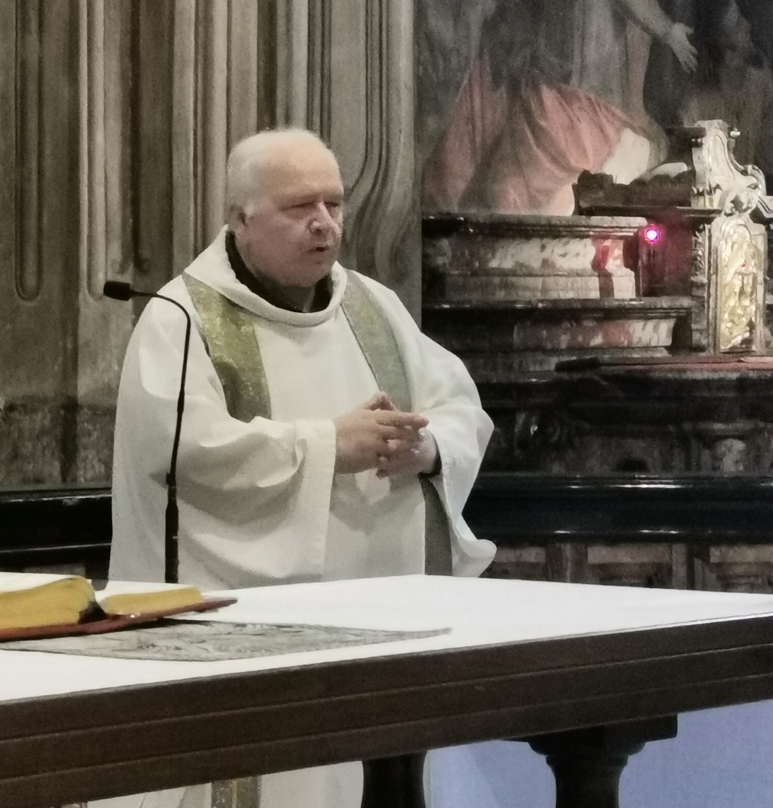 Malore in chiesa per monsignor Salvini. E’ ricoverato a Novara: incoraggianti i primi esami strumentali