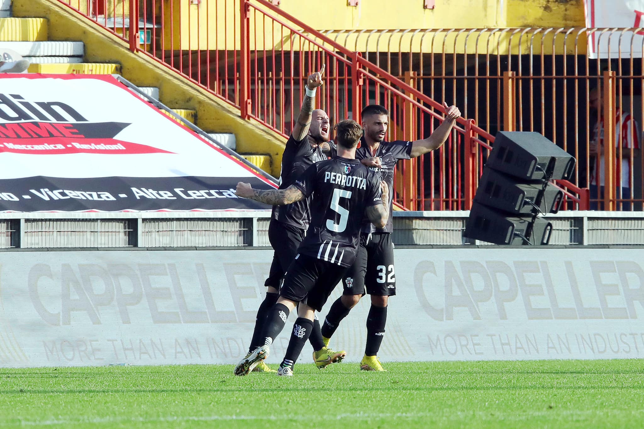 Una splendida Pro Vercelli va a vincere 3-2 a Vicenza