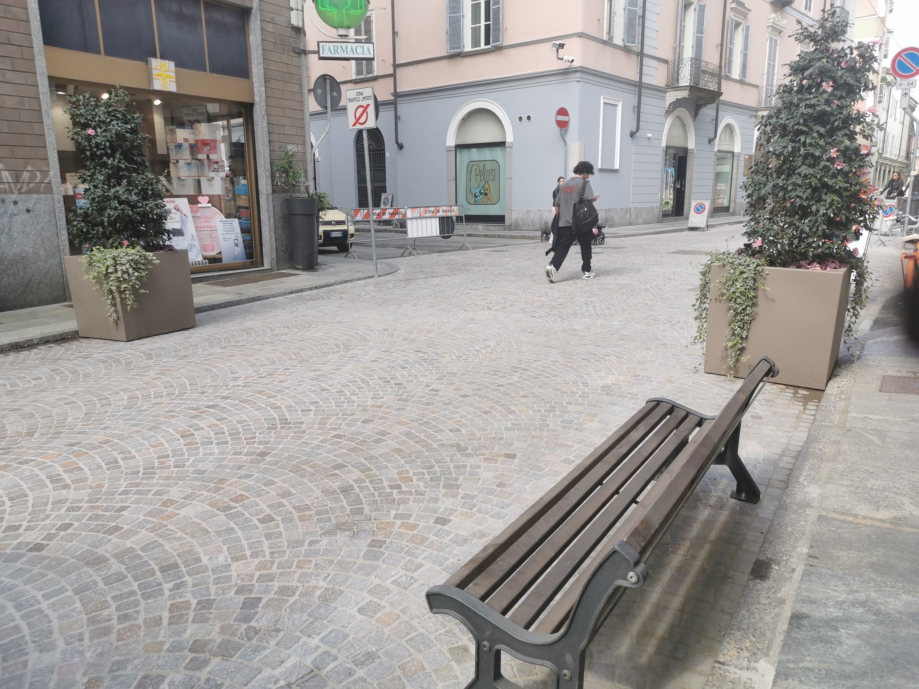 Panchine e fioriere nel primo tratto rinnovato con il pavé in via Laviny
