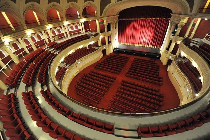 Il teatro è in grave crisi? A Milano chiudono due sale storiche