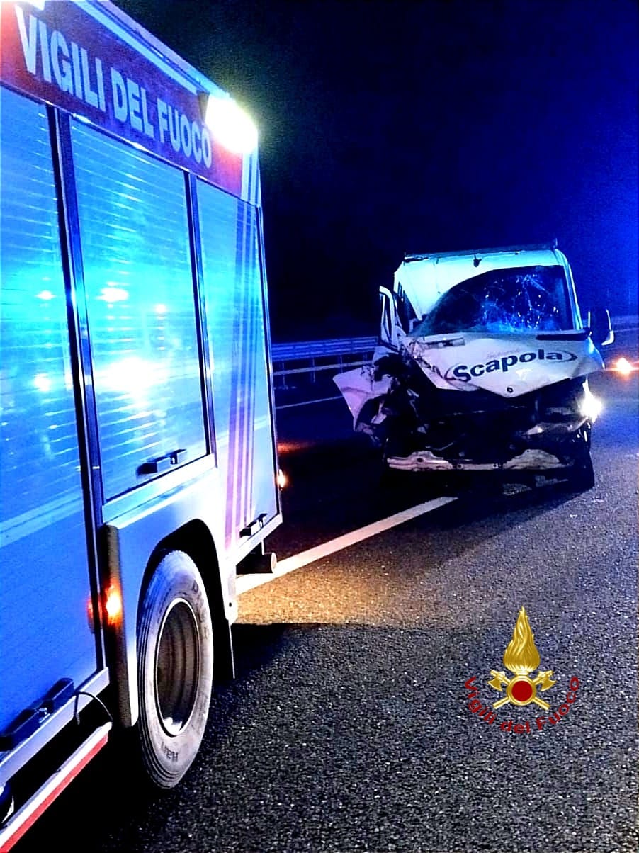 Schianto tra un furgone e un camion sulla A4