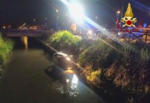 La donna intrappolata nell’auto ribaltata e spaventata, salvata dalla prontezza della polizia