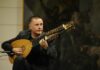 Venerdì per il “Legno che canta” suona Edin Karamazov, il liutista di Sting